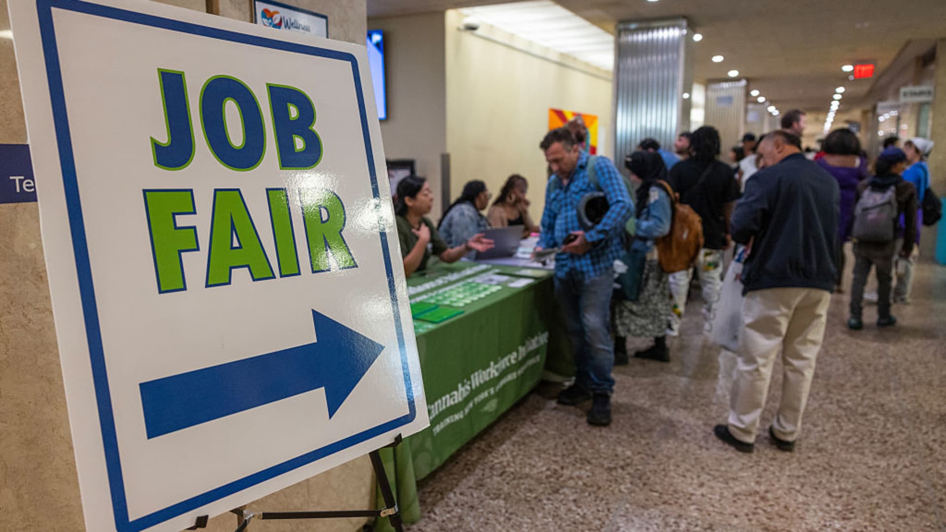Jobless claims fall to 218,000, easing labor fears